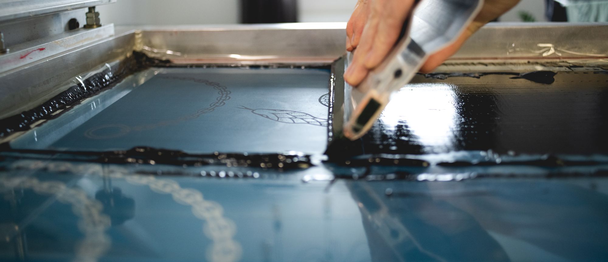 Screen-printing squeegee pulling ink